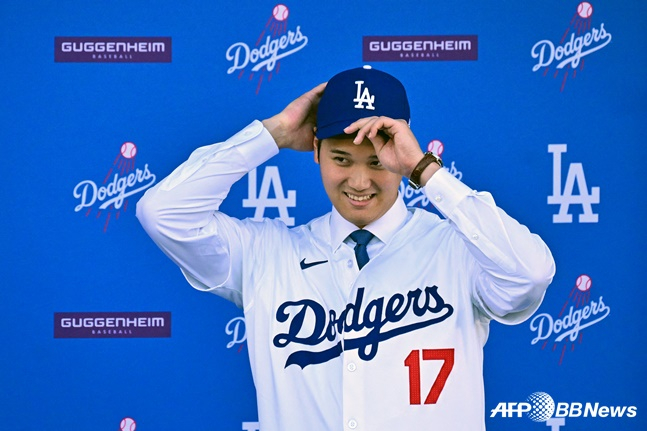 오타니 쇼헤이가 다저스 입단식에서 새 모자를 써보고 있다. /AFPBBNews=뉴스1