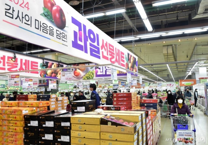 민족 대명절 설이 일주일 앞으로 다가온 가운데 31일 서울 서초구 농협하나로마트 양재점을 찾은 시민들이 설 성수품을 살피고 있다. /사진=임한별(머니S)