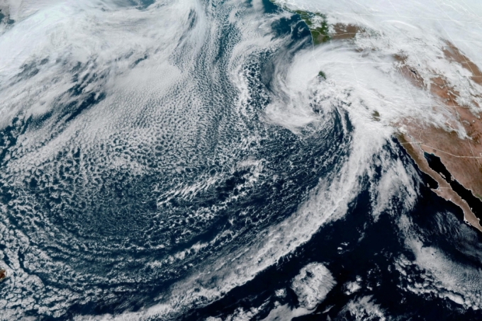 4일(현지시간) 미국 해양대기국 기상관측위성으로 촬영된 '파인애플 익스프레스' 사진. 거대한 수증기 구름이 미국 서부 해안에 접근 중인 모습을 볼 수 있다. /로이터=뉴스1