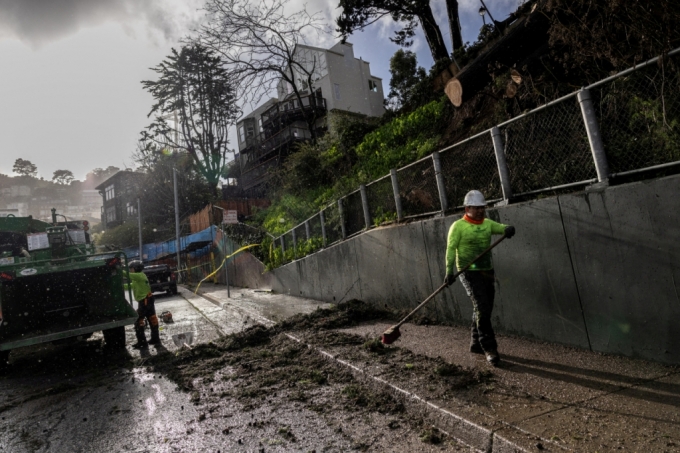 4일(현지시간) 미국 캘리포니아 샌프란시스코 시내에서 수해 복구 인력이 강풍에 쓰러진 가로수를 치우고 있다./로이터=뉴스1