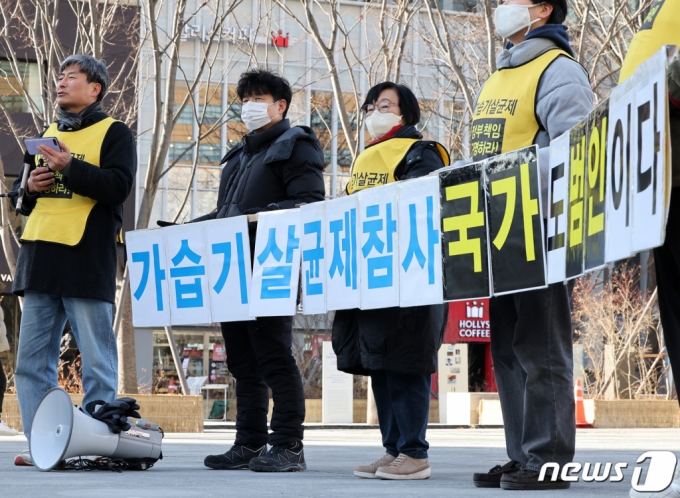 가습기살균제 피해자 및 환경시민단체 회원들이 지난달 25일 오후 서울 광화문 광장에서 가습기살균제참사 세퓨 제품피해 국가책임 민사소송 2심 판결에 대한 입장발표 기자회견을 하고 있다./사진=뉴스1