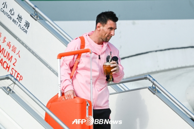 리오넬 메시가 2일(한국시간) 홍콩에 도착한 뒤 비행기에서 내려오고 있다. /AFPBBNews=뉴스1