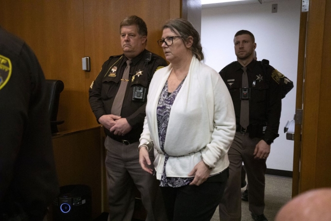 미시간주 옥스포드고등학교 총격범 이선 크럼블리의 어머니 제니퍼 크럼블리가 6일(현지시간) 과실치사 혐의에 대한 배심원 평결을 듣기 위해 법정에 들어서고 있다./AFPBBNews=뉴스1