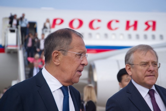 세르게이 라보로프 러시아 외교부 장관(왼족)과 알렉산드르 마체고라 주북한 러시아 대사가 2018년 3월 평양 국제공항을 찾은 모습./AFPBBNews=뉴스1