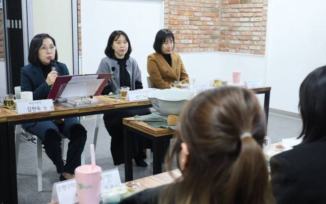 김현숙 여성가족부 장관(왼쪽 첫번째)이 지난해 12월 서울 은평구 학교밖청소년지원센터 꿈드림을 방문해 센터의 취업지원을 받은 학교 밖 청소년들을 만나 소감을 듣고 격려하는 시간을 갖고 있다. /사진제공=여성가족부