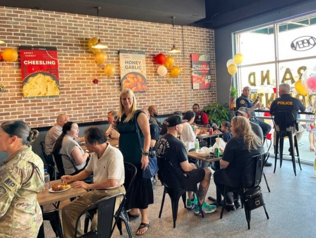 BBQ가 미국 테네시주에 오픈한 BBQ 클락스빌점에서 고객들이 치킨과 메뉴를 즐기고 있다. /사진제공=제너시스BBQ