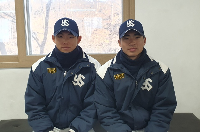 유신고의 오재원(오른쪽)과 신재인이 7일 대구상원고 체력단련실에서 포즈를 취하고 있다. /사진=김동윤 기자
