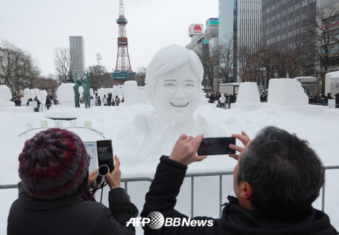 일본 삿포로 눈 축제가 지난 4일 삿포로 시내에서 개막한 가운데, 관광객이 오타니 쇼헤이의 설상을 찍고 있다. /AFPBBNews=뉴스1