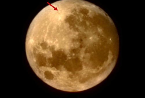 남반구인 호주 시드니에서 찍은 보름달. 달의 가장 밝은 부분인 티코(충돌구, 붉은색 화살표)가 왼쪽 위에 보인다. 북반구에서는 이 티코 부분이 오른쪽 아래에서 관측되는 차이가 있다. /사진=오동희 선임기자, 갤럭시s 22 울트라 촬영.