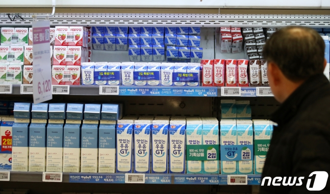 서울 시내의 한 대형 마트에 우유 제품들이 진열돼 있다. 2024.1.18/뉴스1 ⓒ News1 이승배 기자