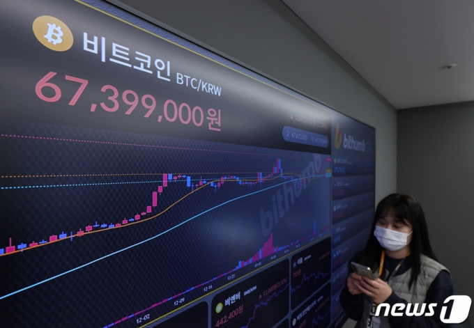 비트코인 가격이 2021년 12월 이후 처음으로 5만 달러를 돌파한 지난 13일 오전 서울 서초구 빗썸 고객센터 전광판에 시세가 나오고 있다. /사진=뉴스1.