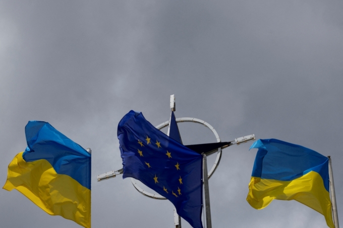 유렵연합(EU) 깃발과 우크라이나 국기 뒤로 나토 상징물이 전시돼 있다./로이터=뉴스1