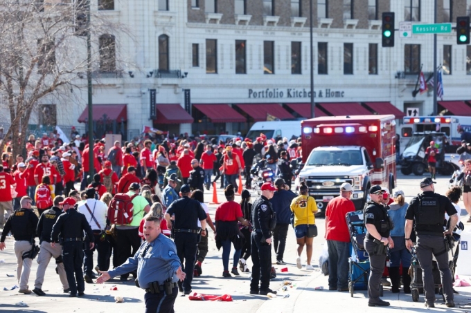 14일(현지시간) 캔자스시티 치프스 팀의 슈퍼볼 승리 축하 퍼레이드 행사가 열리던 캔자스시티 시내 유니언역 인근에 수많은 군중이 몰린 가운데 총격이 발생해, 여러 명이 총에 맞았다. /AFPBBNews=뉴스1