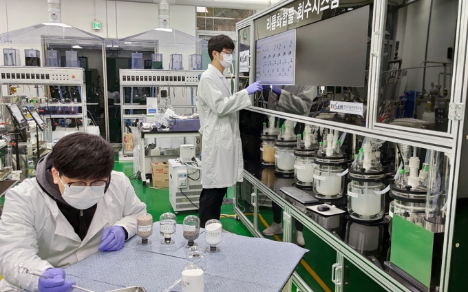 리튬농축액을 활용하고 있는 지질자원연 연구진의 모습 /사진=한국지질자원연구원