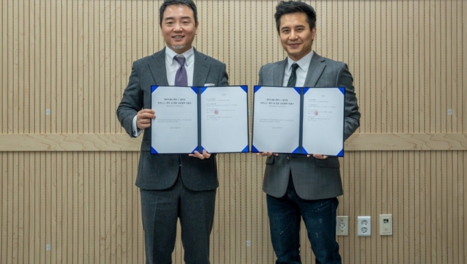  김경덕 케이디헬스케어 대표(왼쪽)와 조민희 알리콘 공동대표가 업무협약을 맺고 있다. /사진=알리콘 제공