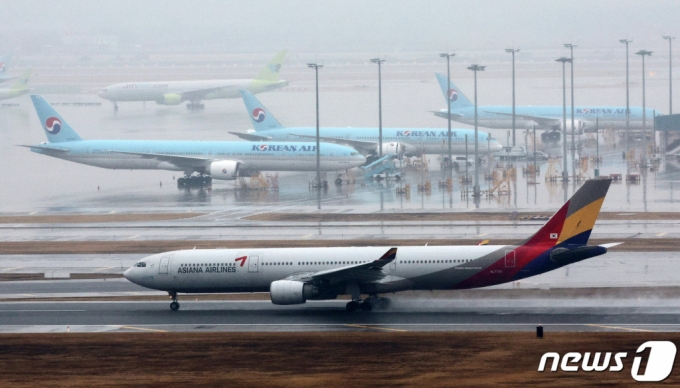 지난달 14일 오후 인천국제공항 계류장에  아시아나 항공기가 이륙하고 있다. /사진= 뉴스1