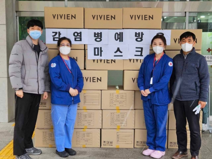 울적십자병원 의료진들이 지난 15일 비비안이 기부한 마스크와 함께 기념촬영을 하고 있다. / 사진제공=비비안 