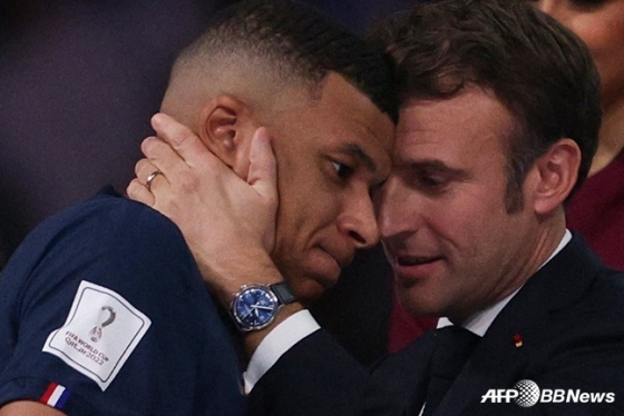 2022 카타르월드컵 결승전 후 에마뉘엘 마크롱 대통령(오른쪽)과 킬리안 음바페. /AFPBBNews=뉴스1