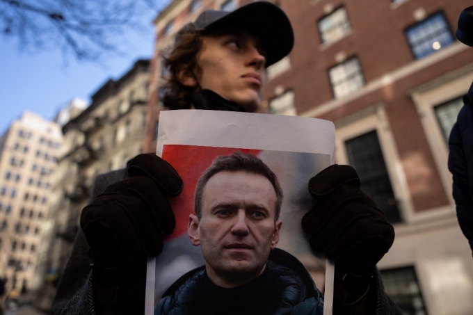 16일(현지시간) 미국 뉴욕 주재 러시아 대사관 앞에서 시민들이 의문사한 러시아 야권 운동가 알렉세이 나발니의 사진을 들고 추모하고 있다./AFPBBNews=뉴스1