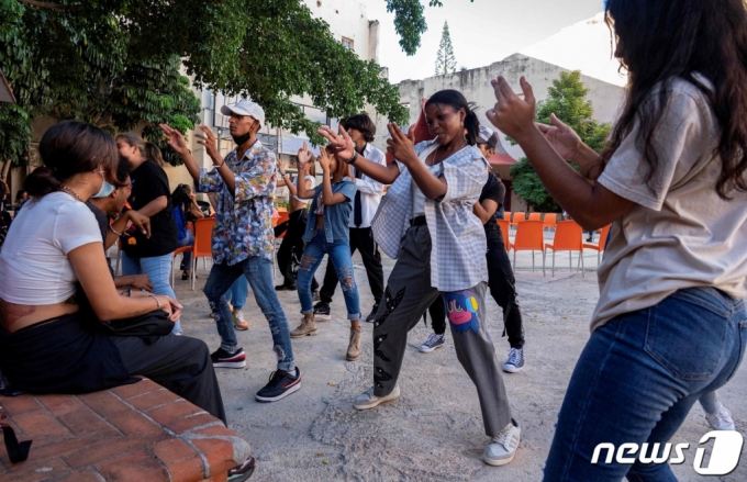 (하바나 AFP=뉴스1) 정지윤 기자 = 쿠바 하바나의 산 판 콘 광장에서 청년들이 K-pop 노래에 맞춰 춤을 추고 있다. 2023.11.03  ⓒ AFP=뉴스1  Copyright (C) 뉴스1. All rights reserved. 무단 전재 및 재배포,  AI학습 이용 금지.