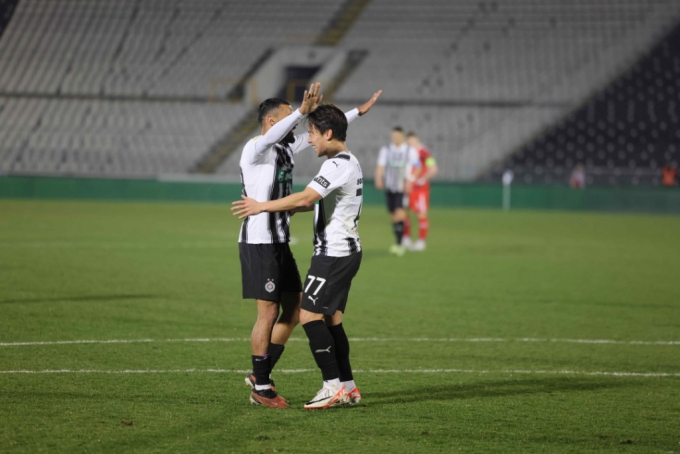 고영준(오른쪽)이 18일(한국시간) 세르비아 베오그라드의 스타디온 파르티자나에서 열린 파르티즌 대 FK IMT의 '2023~2024시즌 세르비아 프로축구 수페르리가' 21라운드 홈 경기에서 골을 터트린 뒤 기뻐하고 있다. 이날 파르티잔이 5-2로 완승했다. /사진=파르티잔 공식 홈페이지 갈무리