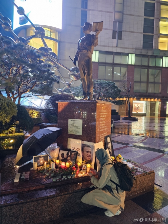 지난 18일 서울 중구 롯데백화점 앞 푸시킨 동상에 러시아인들이 알렉세이 나발니를 추모하는 공간을 조성했다. /사진=독자 제공 