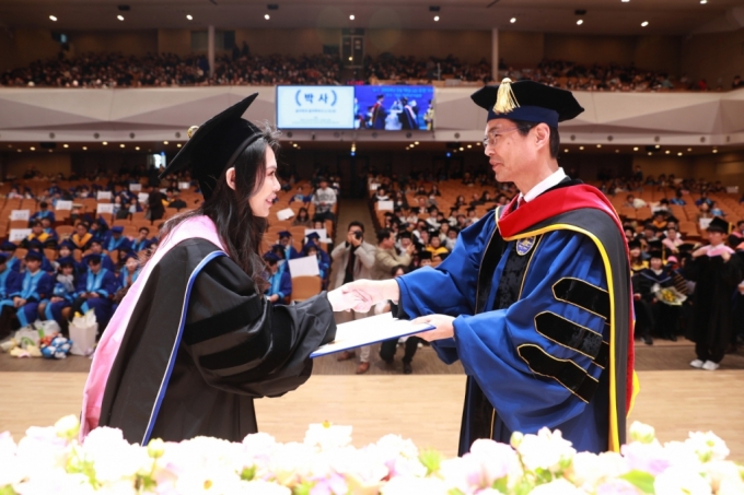 김일목 삼육대 총장(오른쪽)이 졸업생 대표에게 졸업장을 수여하고 있다./사진제공=삼육대