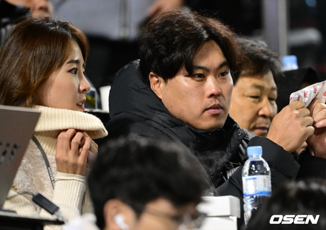 류현진(가운데)이 아내와 함께 2023년 한국시리즈가 열린 잠실야구장을 찾았다.