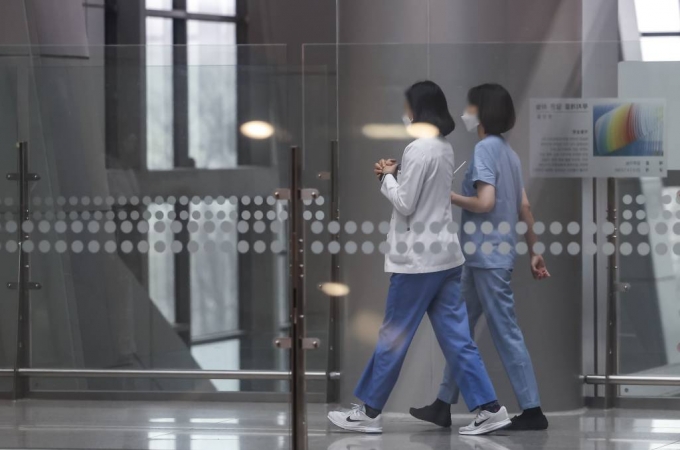 19일 서울시내 한 대학병원에서 의료진이 이동하는 모습./사진=뉴시스
