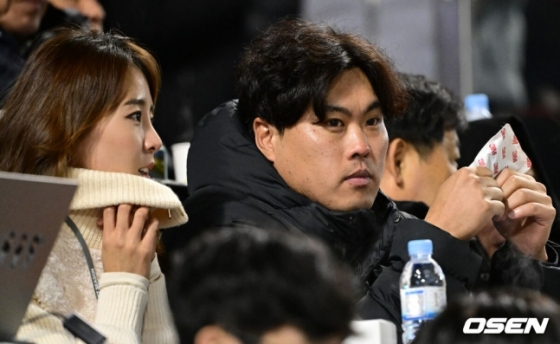 류현진(오른쪽이)이 지난해 11월 아내 배지현씨와 함께 LG 트윈스와 KT 위즈의 KBO 한국시리즈가 열린 서울 잠실구장을찾아 경기를 관전하고 있다.