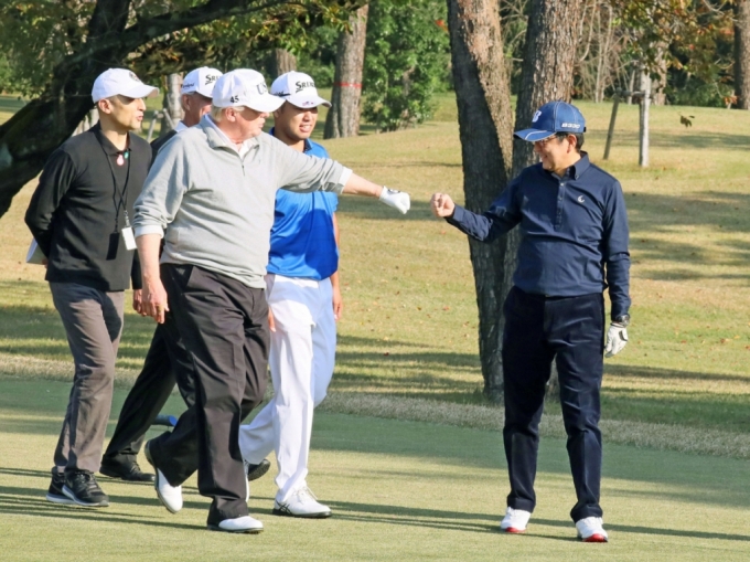 2017년 당시 도널드 트럼프 미국 대통령(왼쪽)이 아시아 5개국 순방 중 일본을 방문해 아베 신조 당시 일본 총리(오른쪽)와 골프를 치고 있다. /AFPBBNews=뉴스1