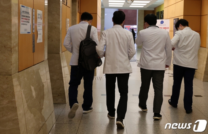 전공의들이 의대 정원 확대에 반발하며 업무를 중단한 지난 20일 서울의 한 대형병원에 의료진들이 발걸음을 옮기고 있다./사진=뉴스1