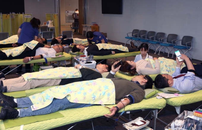 서울 여의도 파크원 NH금융타워에서 열린 NH투자증권 임직원들이 나눔 헌혈 행사에 참여하고 있다. /사진제공=NH투자증권.