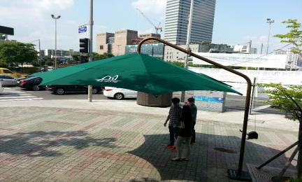 2015년 6월, 서초구 서울성모병원 사거리에 시범 설치됐던 횡단보도 그늘막./사진=서초구청