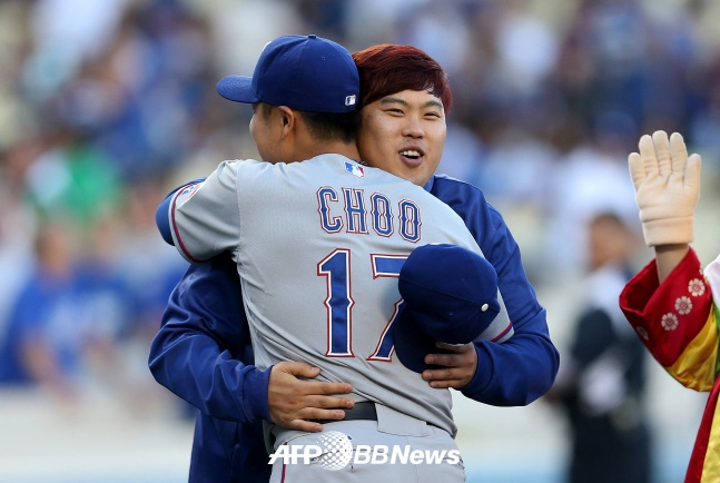메이저리그에서 함께 뛰던 시절 추신수(왼쪽)와 류현진이 포옹하고 있다. /AFPBBNews=뉴스1