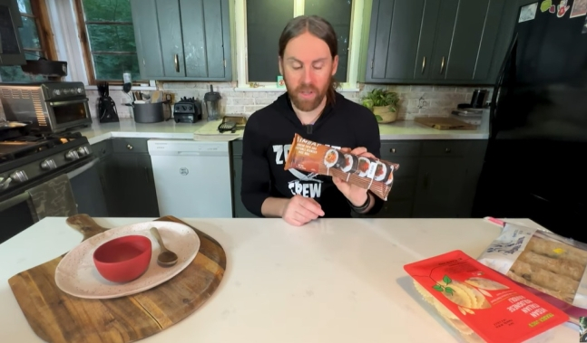 한 미국인 유튜버가 올곧이 제조한 냉동 김밥을 소개하는 영상을 올렸다./사진=유튜브 갈무리