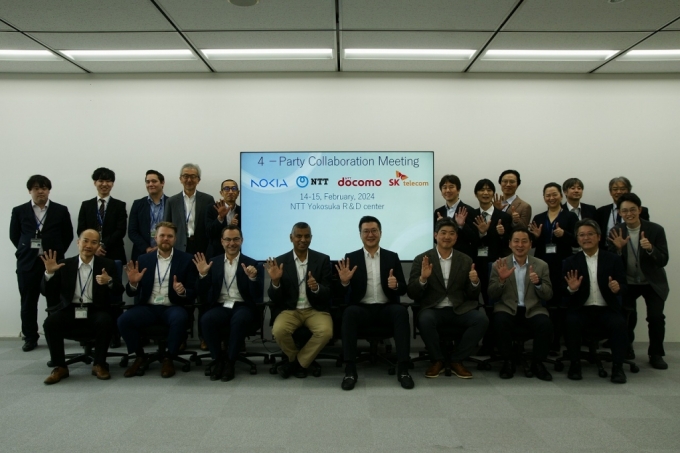 SK텔레콤, NTT도코모, NTT, 노키아 벨연구소 기술 관계자들이 지난 15일 일본 요코스카시 NTT R&D센터에서 진행된 기술 협력 회의에 참석한 모습. /사진=SK텔레콤