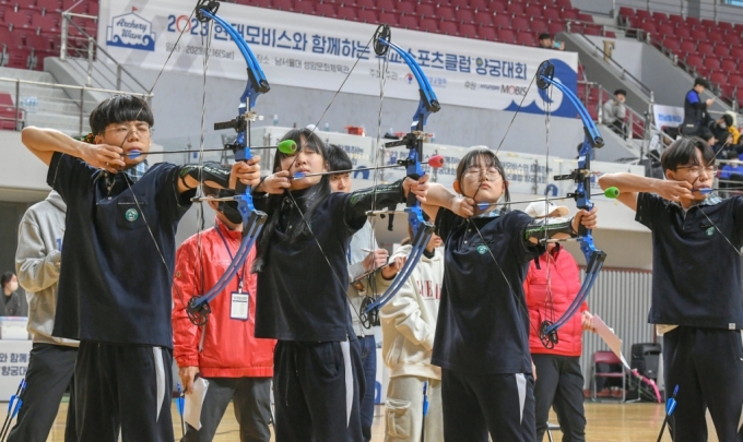 현대모비스가 지난해 12월 충남 천안 남서울대학교에서 개최한 ‘학교스포츠클럽 양궁대회’에서 참가 학생들이 진지한 모습으로 활시위를 당기고 있다./사진제공=현대모비스