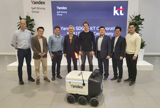 þ ũ̳ ħ   ص ᵦ׷.  ߹  2022⿡ 츮  KT ᵦ  ׷ Yandex SDG(Self Driving Group) AI, κ,  о    MOU üϱ⵵ ߴ.   KT AI/DXջι ȣ λ(ʿ  °) Yandex SDG CEO Ʈ ũ(Dmitry Polishchuk, ʿ  °)  ڵ MOU ġ Կ ϴ . (KT ) 2022.1.18/1  