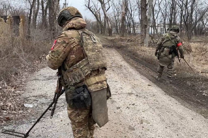 [아우디우카=AP/뉴시스] 러시아 국방부가 지난 19일(현지시각) 공개한 사진에 러시아군 공병대원들이 우크라이나 동부 아우디우카에서 지뢰를 탐지하고 있다. 러시아 국방부는 아우디우카를 완전히 점령했으며 우크라이나군은 1천500명 이상의 병력을 잃었다고 밝혔다. 2024.02.19.