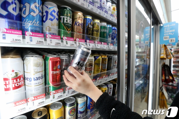 서울 시내의 한 GS25 편의점에 맥주가 진열돼 있다. /사진=뉴스1