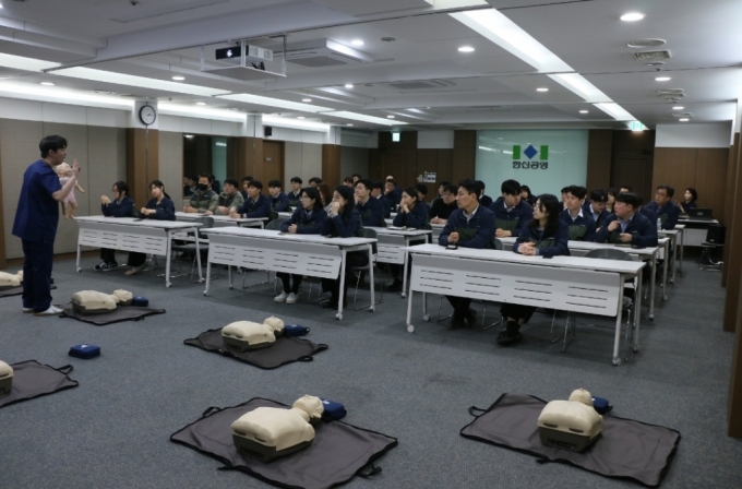한신공영 임직원들이 서울 잠원동 사옥 대회의실에서 재난대응교육을 받고 있다./사진=한신공영