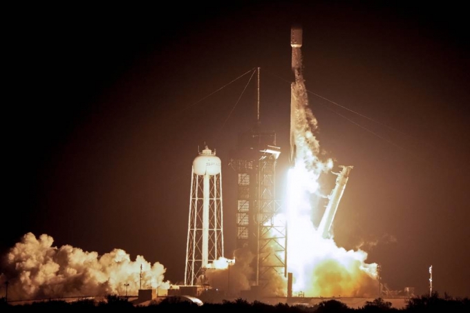 [케이프커내버럴=AP/뉴시스] 15일 새벽(현지시각) 미 플로리다주 케이프 커내버럴의 케네디 우주 센터 패드 39A에서 스페이스X 팰컨9 로켓이 달 착륙선 '노바-C'를 싣고 발사되고 있다. '노바-C'가 예정대로 오는 22일 달의 남극 표면에 착륙하면 이는 세계 최초의 민간 달 탐사선이자, 1972년 12월 아폴로 17호 이후 50여 년 만에 달에 착륙하는 미국 우주선이 된다. 2024.02.15.