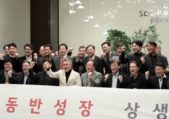 문혁수 LG이노텍 대표(왼쪽에서 다섯번째)가 22일 서울 마곡 LG사이언스파크에서 열린 ‘2024 동반성장 상생데이’에 참가한 협력사 대표들과 함께 파이팅을 외치고 있다. /사진제공=LG이노텍