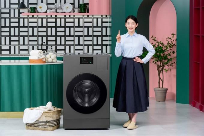 삼성전자가 올인원 세탁·건조기 '비스포크 AI 콤보'를 24일부터 판매한다. 삼성전자 모델이 신제품을 소개하는 모습 /사진제공=삼성전자