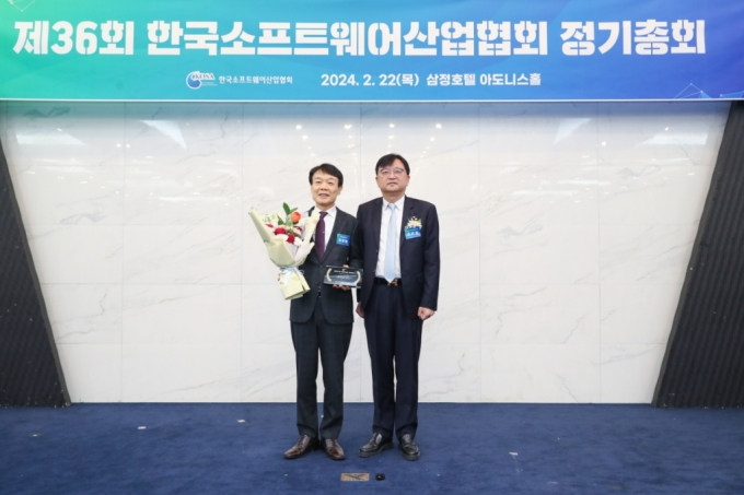 영림원소프트랩은 지난 22일 서울 삼정호텔에서 이 회사의 권영범 대표(왼쪽)가 KOSA(한국소프트웨어산업협회)가 주관하는 SW(소프트웨어) 아너스 어워드에서 공로상과 공로패를 수상했다고 23일 밝혔다.