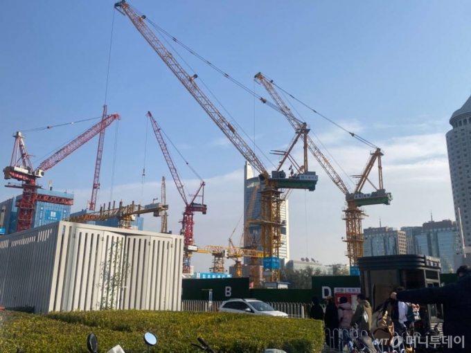 중국 베이징 최고 중심가인 궈마오 인근에서 대형 오피스 빌딩을 신축하는 공사가 진행되고 있다. 타워크레인들이 바삐 자재를 옮기는 모습. /사진=베이징(중국)=우경희 특파원