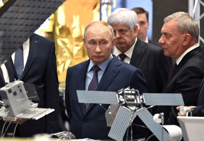 24일(현지시간) 러시아·우크라이나 전쟁 2주년을 앞두고 러시아 핵무기 위협을 둘러싼 우려가 고조되고 있다. 사진은 2023년 10월 러시아 로켓 우주기업 에너지아 센터를 방문한 블라디미르 푸틴(가운데) 러시아 대통령  /로이터=뉴스1