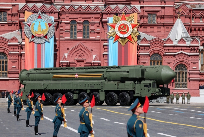 24일(현지시간) 러시아·우크라이나 전쟁 2주년을 앞두고 러시아 핵무기 위협을 둘러싼 우려가 고조되고 있다. 사진은 2023년 러시아 전승기념일 퍼레이드에서 공개된 러시아 대륙간탄도미사일(ICBM) /로이터=뉴스1