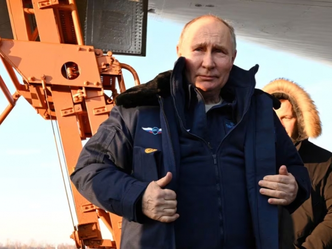 블라디미르 푸틴 러시아 대통령이 22일(현지시간) 러시아 타타르스탄공화국 카잔의 항공공장 활주로에서 핵무기 탑재가 가능한 초음속 장거리 전략폭격기 Tu-160 탑승 준비를 하고 있다. /로이터=뉴스1